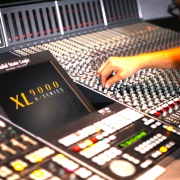 クリックして、Real Worldスタジオ（イギリス）にあるXL 9000 Kのコントロール・セクションを表示