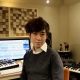 クリックして、自身の作曲スタジオでのファン・ヒョンの画像を表示
