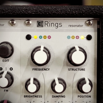 クリックしてMutable Instruments Ringsを表示