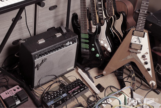 Orville by GibsonフライングVを始めとしたギターとストンプの数々