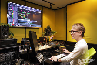 Studio Oneでエディットを行う松隈ケンタ氏 Studio Oneでエディットを行う松隈ケンタ氏