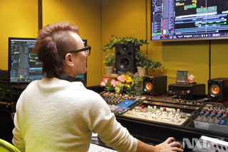 SStudio Oneでミックスを行う松隈ケンタ氏 Studio Oneでミックスを行う松隈ケンタ氏