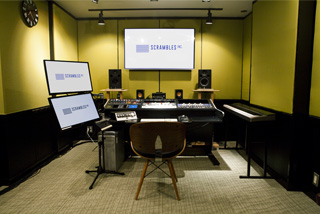 Studio Oneがプリインストールされた商用スタジオSCRAMBLE STUDIOのコントロール・ルーム