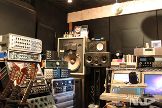 圧倒的なアウトボード群を備えたamp'box Recording studio