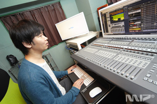 Studio Oneで編集作業を行うナカシマ氏 Studio Oneで編集作業を行うナカシマ氏
