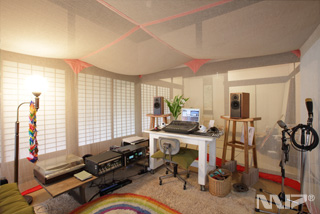 春から秋にかけては蚊帳を吊ってアジアンな雰囲気のmonk beat studio