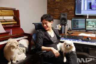 音楽制作の合間に愛犬とリラックスする林ゆうき氏 音楽制作の合間に愛犬とリラックスする林ゆうき氏