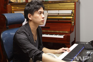 Studio Oneでエディットを行う林ゆうき氏 Studio Oneでエディットを行う林ゆうき氏